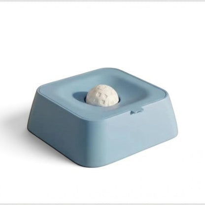 Boule à lécher AventureCanine bleue avec support rotatif pour chien, idéale pour une alimentation lente et apaisante