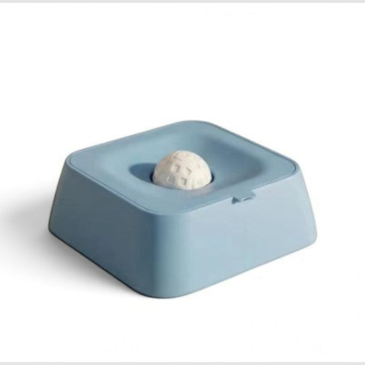 Boule à lécher AventureCanine bleue avec support rotatif pour chien, idéale pour une alimentation lente et apaisante
