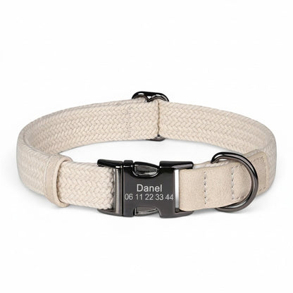 Collier pour chien AventureCanine en nylon beige tressé avec boucle noire gravée personnalisable