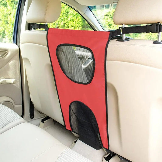 Filet de séparation AventureCanine rouge en nylon pour chien, installé entre les sièges avant d'une voiture.
