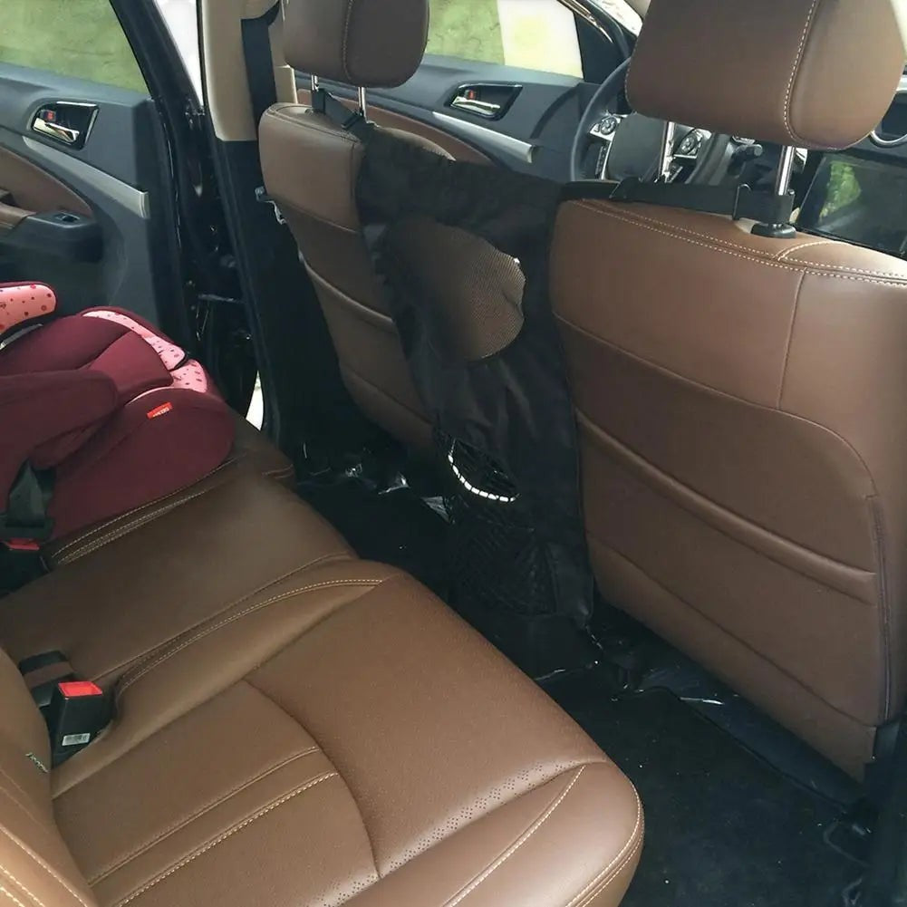 Filet de séparation AventureCanine en nylon noir installé entre les sièges avant d'une voiture pour chien