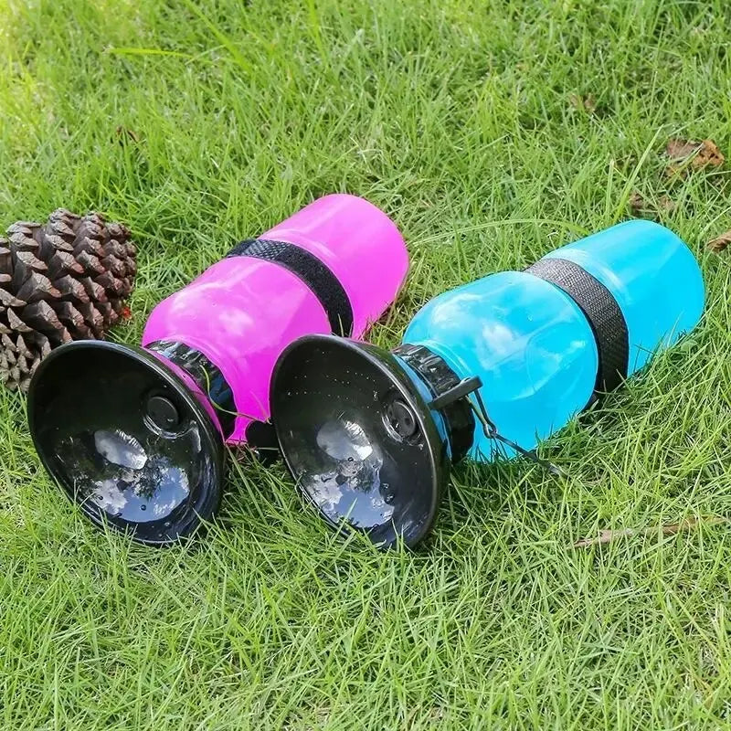 Gourdes portables AventureCanine de 500ml en plastique rose et bleu pour hydrater les chiens en promenade