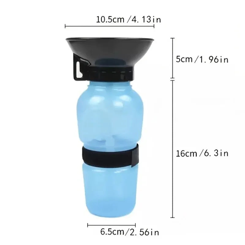 Gourde portable AventureCanine de 500ml en plastique bleu avec bol intégré pour hydrater votre chien en promenade