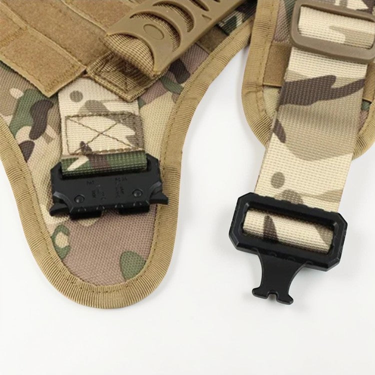 Harnais tactique AventureCanine en nylon camouflage avec boucles robustes, poignée de contrôle et sangles ajustables.