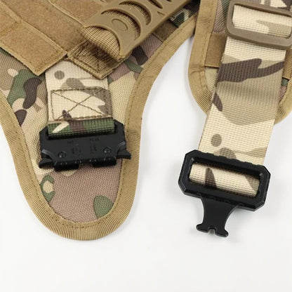 Harnais tactique AventureCanine en nylon camouflage avec boucles robustes, poignée de contrôle et sangles ajustables.