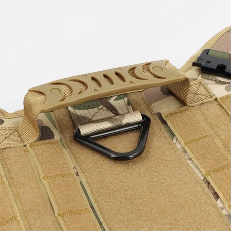 Gros plan sur la poignée ergonomique et l'anneau en D du harnais tactique AventureCanine en nylon camouflage