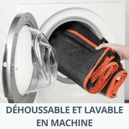 Housse de voiture AventureCanine noire et orange imperméable en cours de lavage dans une machine à laver