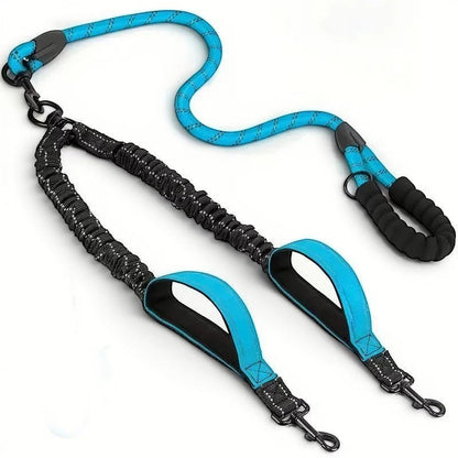 Laisse double AventureCanine en nylon bleu et noir avec bandes réfléchissantes et poignées de contrôle pour deux chiens