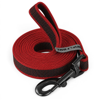 Laisse AventureCanine en nylon renforcé rouge et noir avec poignée rembourrée et mousqueton robuste