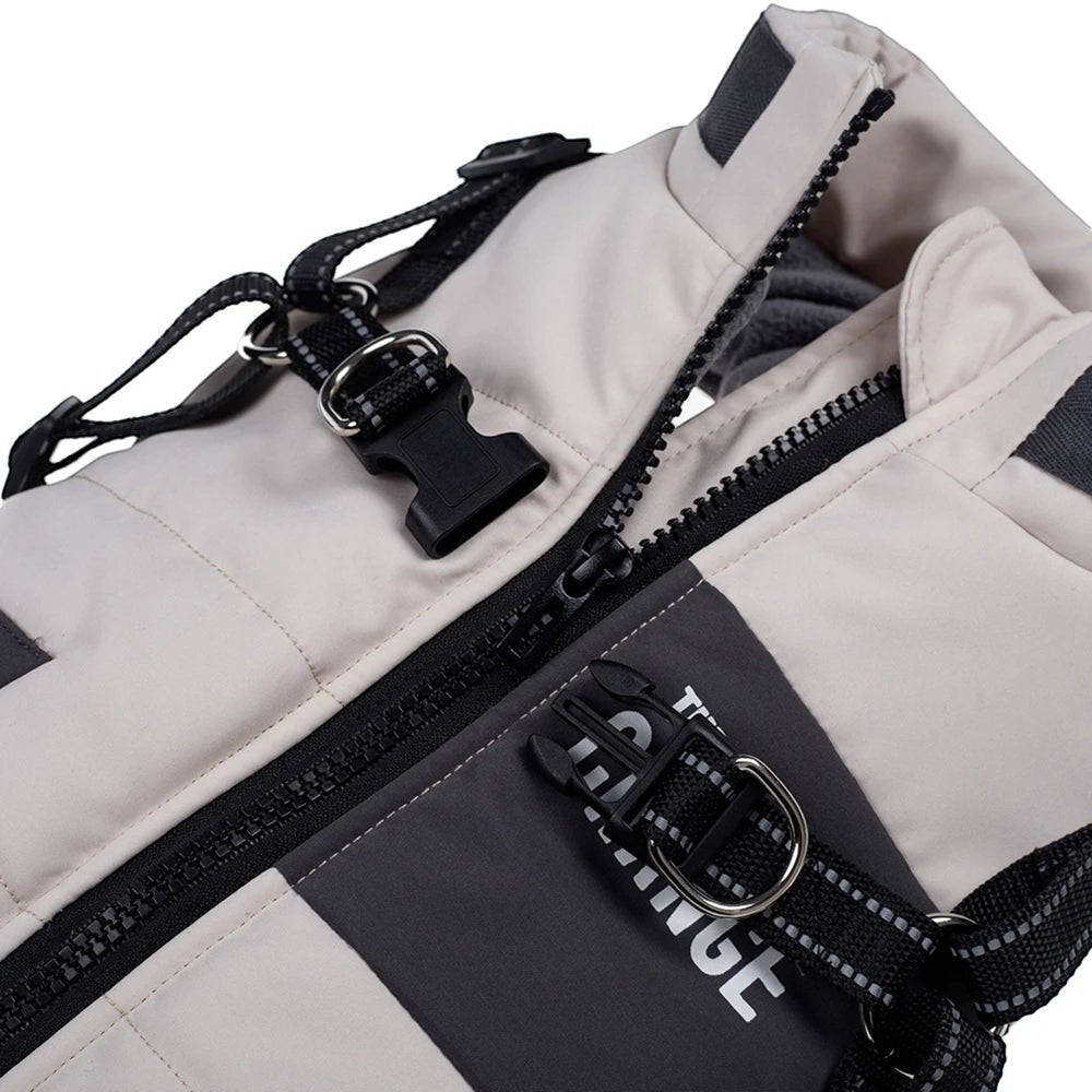 Manteau AventureCanine beige pour chien avec harnais intégré, fermeture zippée et doublure polaire chaude