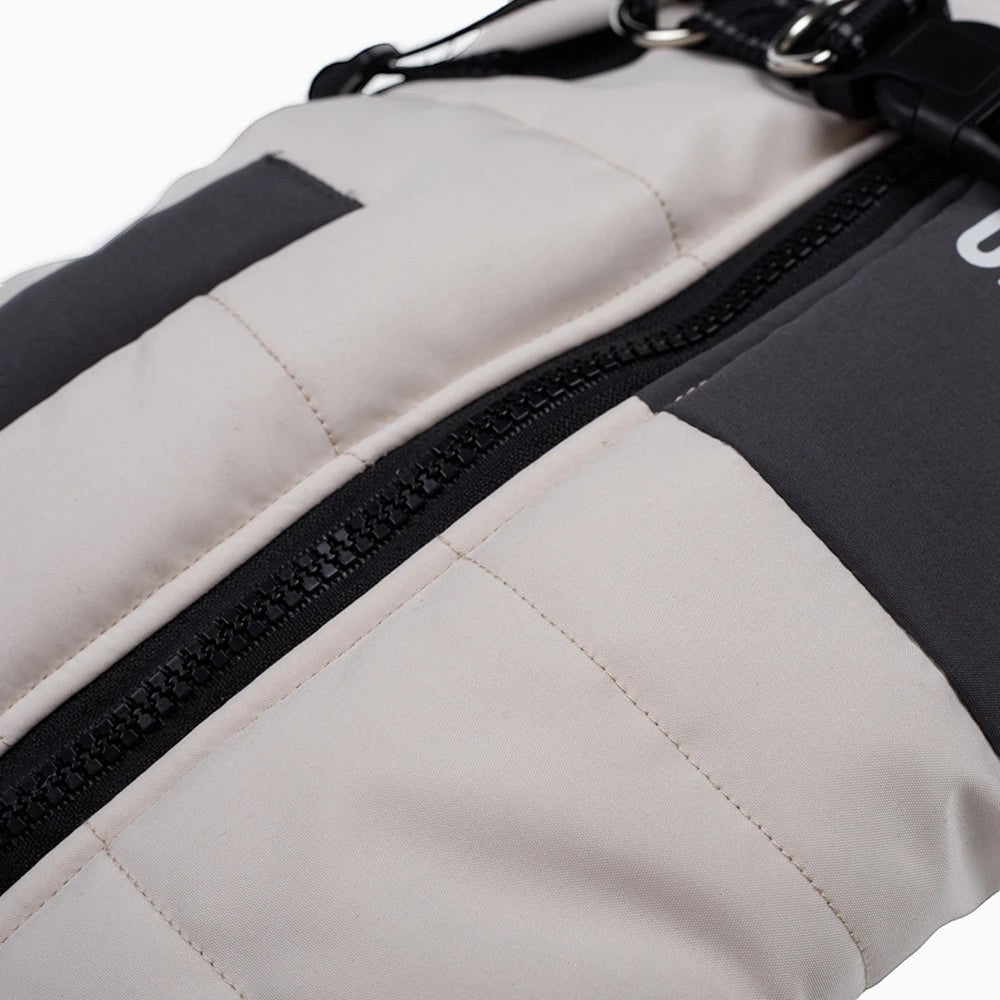 Gros plan sur le manteau pour chien AventureCanine beige et gris avec fermeture zippée et harnais intégré