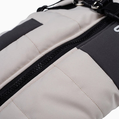 Gros plan sur le manteau pour chien AventureCanine beige et gris avec fermeture zippée et harnais intégré