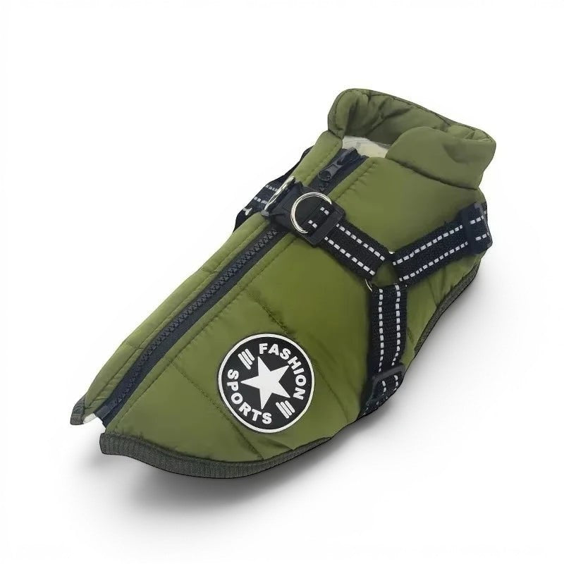 Manteau d'hiver AventureCanine vert pour chien avec harnais intégré, tissu déperlant et doublure chaude.