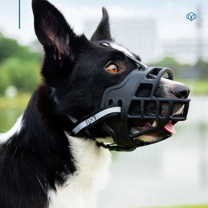 Muselière AventureCanine noire en thermoplastique pour chien avec sangles réfléchissantes et design respirant