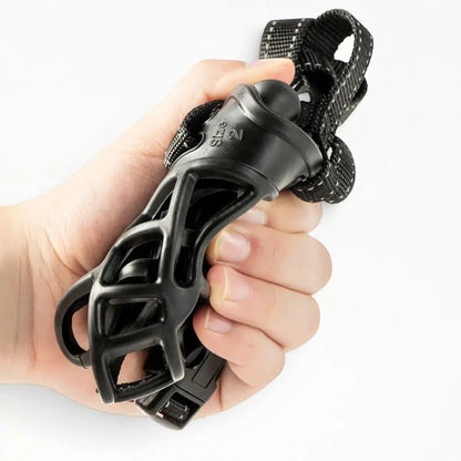 Muselière souple AventureCanine noire en thermoplastique et nylon, légère, respirante et réglable tenue en main