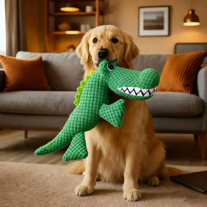 Golden Retriever tenant une peluche crocodile verte AventureCanine avec couineur et tissu résistant dans un salon