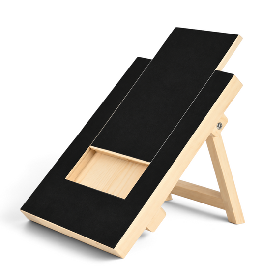 Planche à gratter inclinable AventureCanine en bois clair avec surface abrasive noire pour limer les griffes du chien
