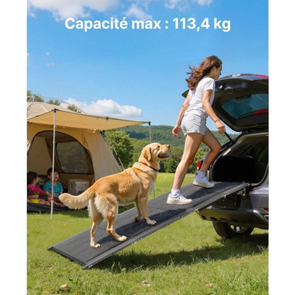 Rampe pliable AventureCanine antidérapante pour chien montant dans un coffre de voiture en extérieur