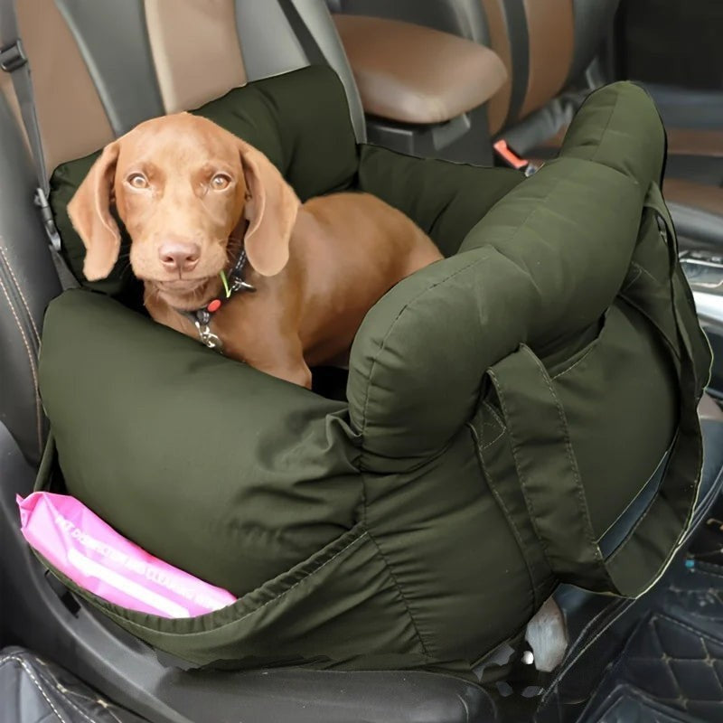 Siège auto AventureCanine vert en nylon pour chien avec chiot installé confortablement sur le siège passager