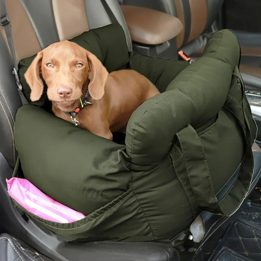 Siège auto AventureCanine vert en nylon pour chien avec chiot installé confortablement sur le siège passager