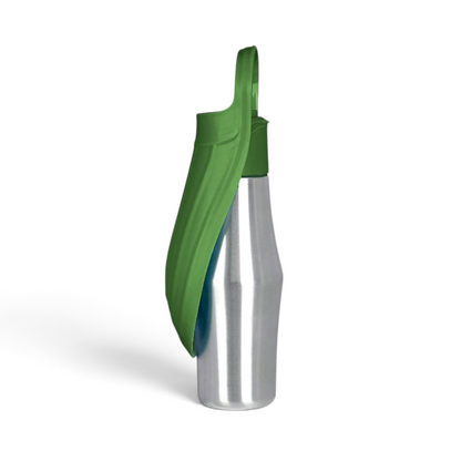 Gourde pour chien AventureCanine en acier inoxydable avec bol intégré vert, idéale pour les sorties en plein air.